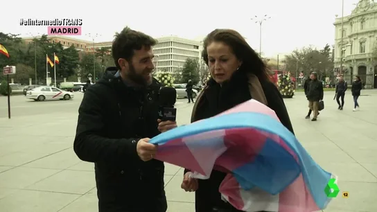 Frame 49.007132 de: El regalo de Carla Antonelli a Gonzo en plena ruta del autobús del respeto de El Intermedio Frame 49.007132 de: El regalo de Carla Antonelli a Gonzo en plena ruta del autobús del respeto de El Intermedio