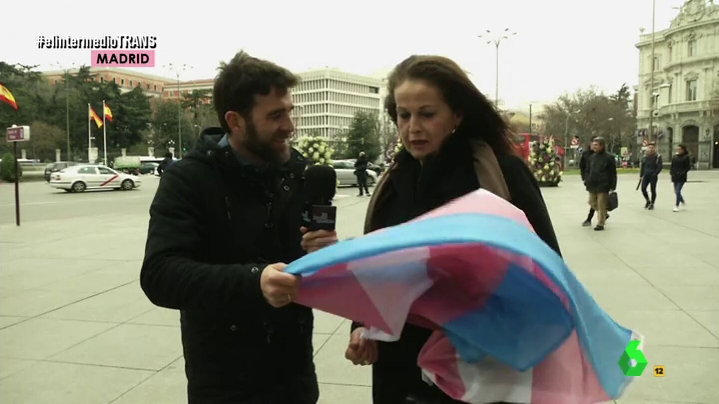 Frame 49.007132 de: El regalo de Carla Antonelli a Gonzo en plena ruta del autob&uacute;s del respeto de El Intermedio
