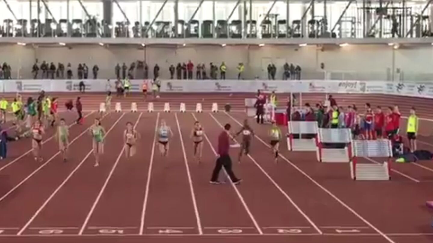 Un juez, pase&aacute;ndose por la pista de atletismo durante una prueba