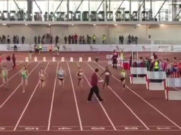 Un juez, paseándose por la pista de atletismo durante una prueba Un juez, paseándose por la pista de atletismo durante una prueba