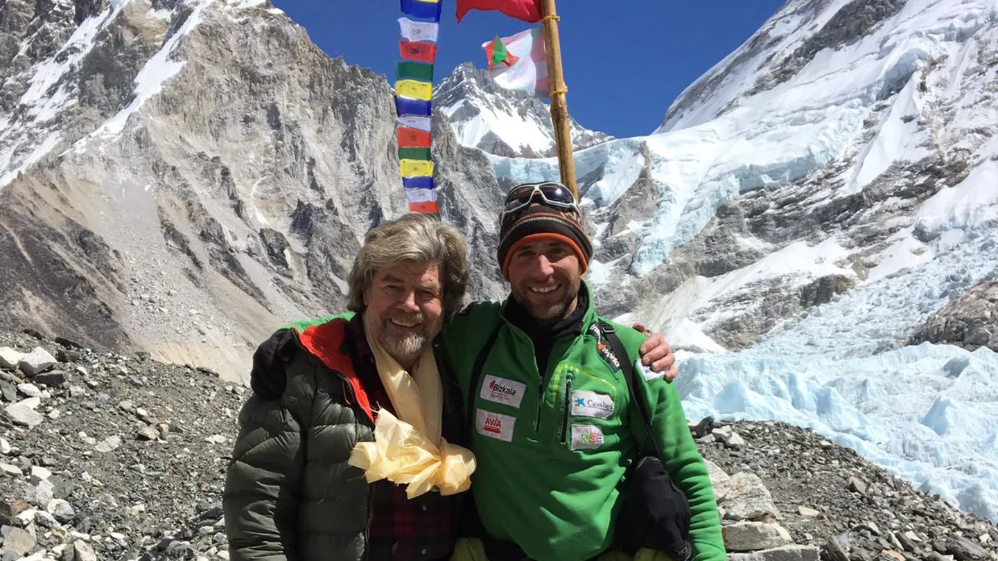 Reinhold Messner y Alex Txikon posan en el Campo Base Reinhold Messner y Alex Txikon posan en el Campo Base