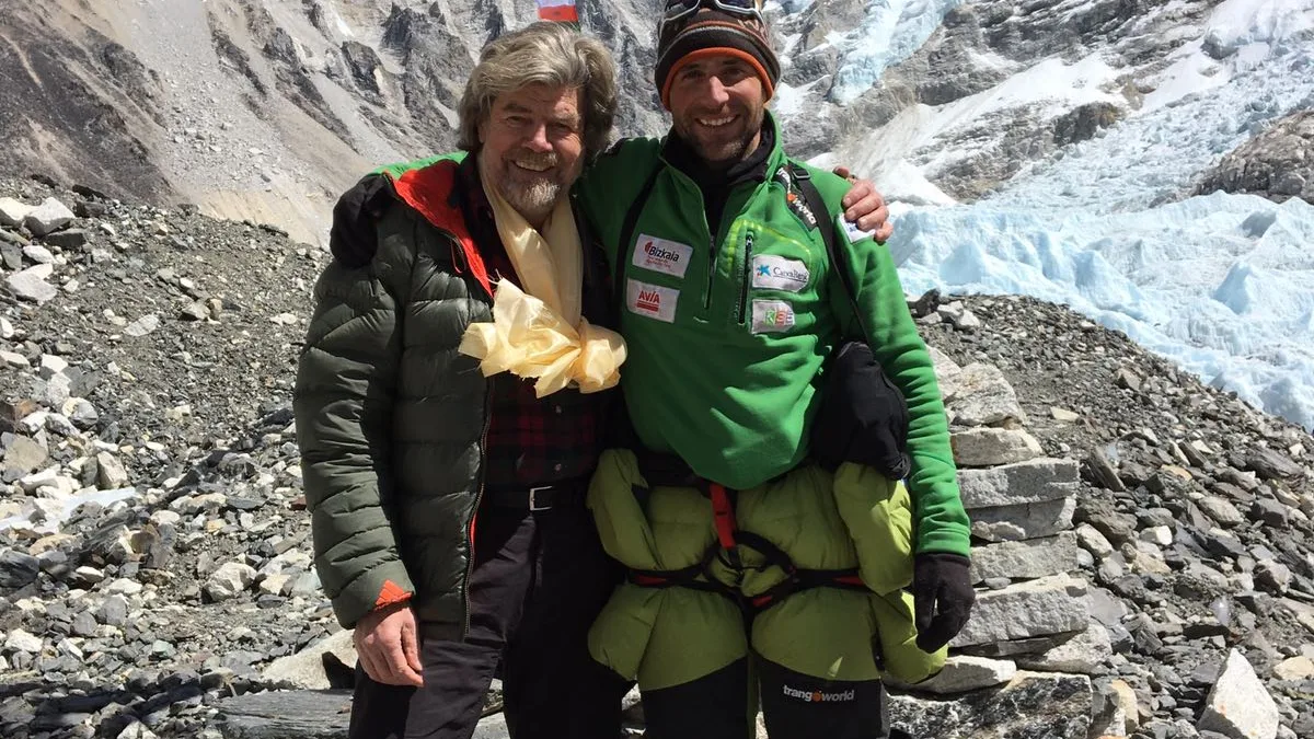 Reinhold Messner y Alex Txikon posan en el Campo Base