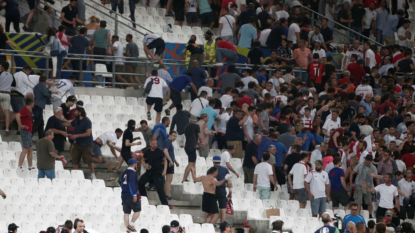 Ultras rusos se pelean en un estadio de la pasada Eurocopa