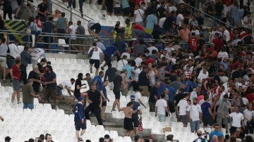 Ultras rusos se pelean en un estadio de la pasada Eurocopa