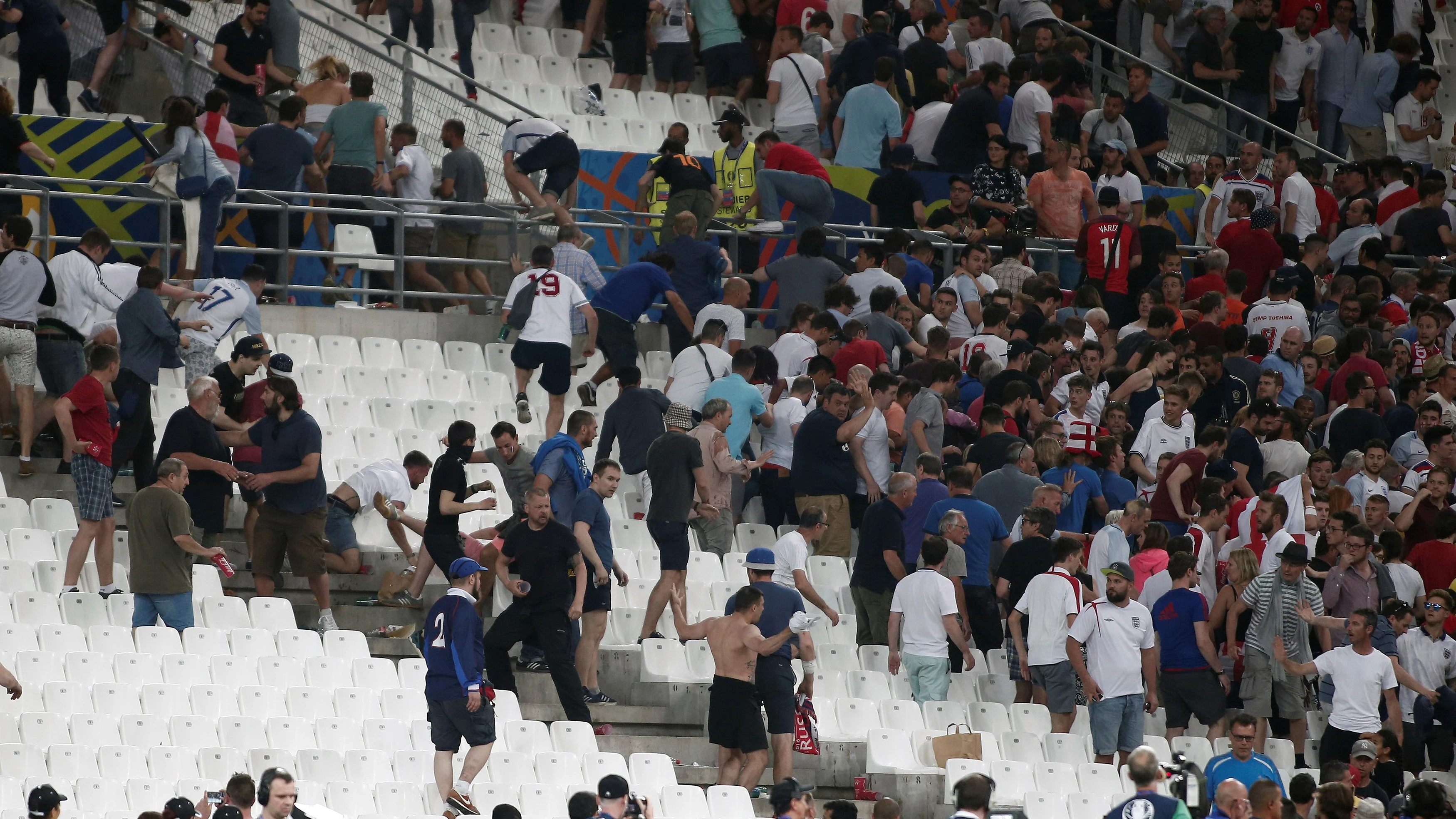 Ultras rusos se pelean en un estadio de la pasada Eurocopa