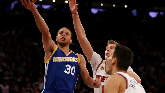 Curry hace una bandeja ante la defensa de Porzingis y Willy Hernangómez Curry hace una bandeja ante la defensa de Porzingis y Willy Hernangómez