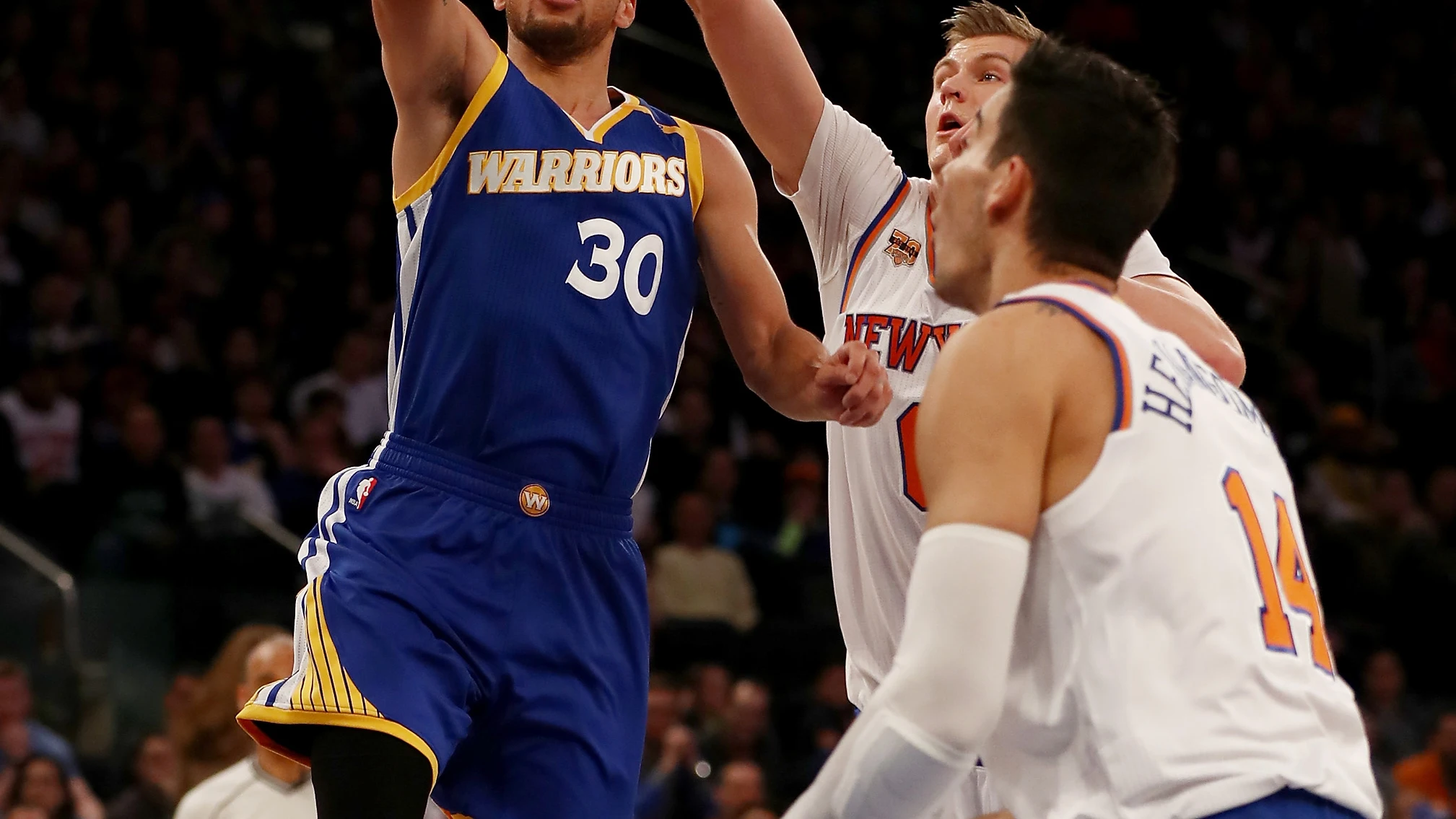 Curry hace una bandeja ante la defensa de Porzingis y Willy Hernang&oacute;mez