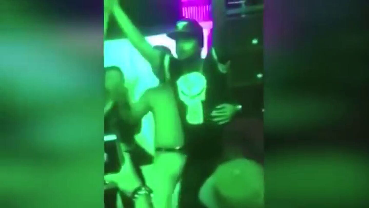 Frame 7.837194 de: Un joven muere en una discoteca tras beberse una botella de tequila de un s&oacute;lo trago por una apuesta