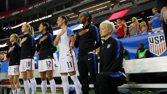 Megan Rapinoe, hincando la rodilla durante el himno de Estados Unidos Megan Rapinoe, hincando la rodilla durante el himno de Estados Unidos