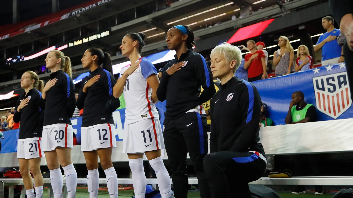 Megan Rapinoe, hincando la rodilla durante el himno de Estados Unidos Megan Rapinoe, hincando la rodilla durante el himno de Estados Unidos