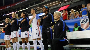 Megan Rapinoe, hincando la rodilla durante el himno de Estados Unidos