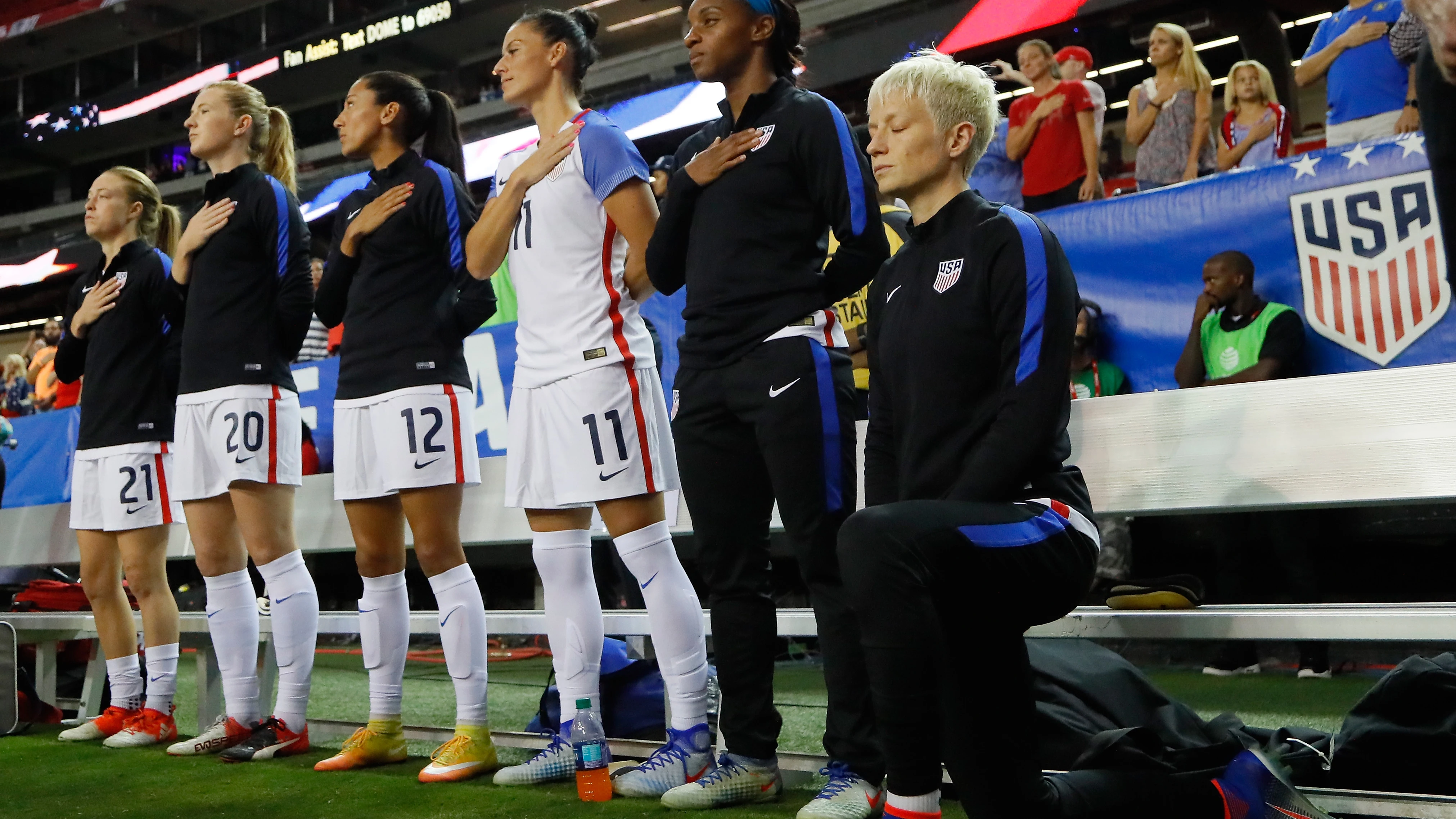 Megan Rapinoe, hincando la rodilla durante el himno de Estados Unidos