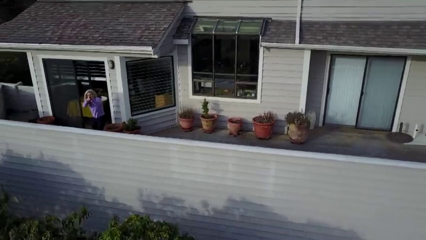 Frame 28.674909 de: Una mujer intenta derribar a tiros el dron de su vecino molesta por el ruido del aparato