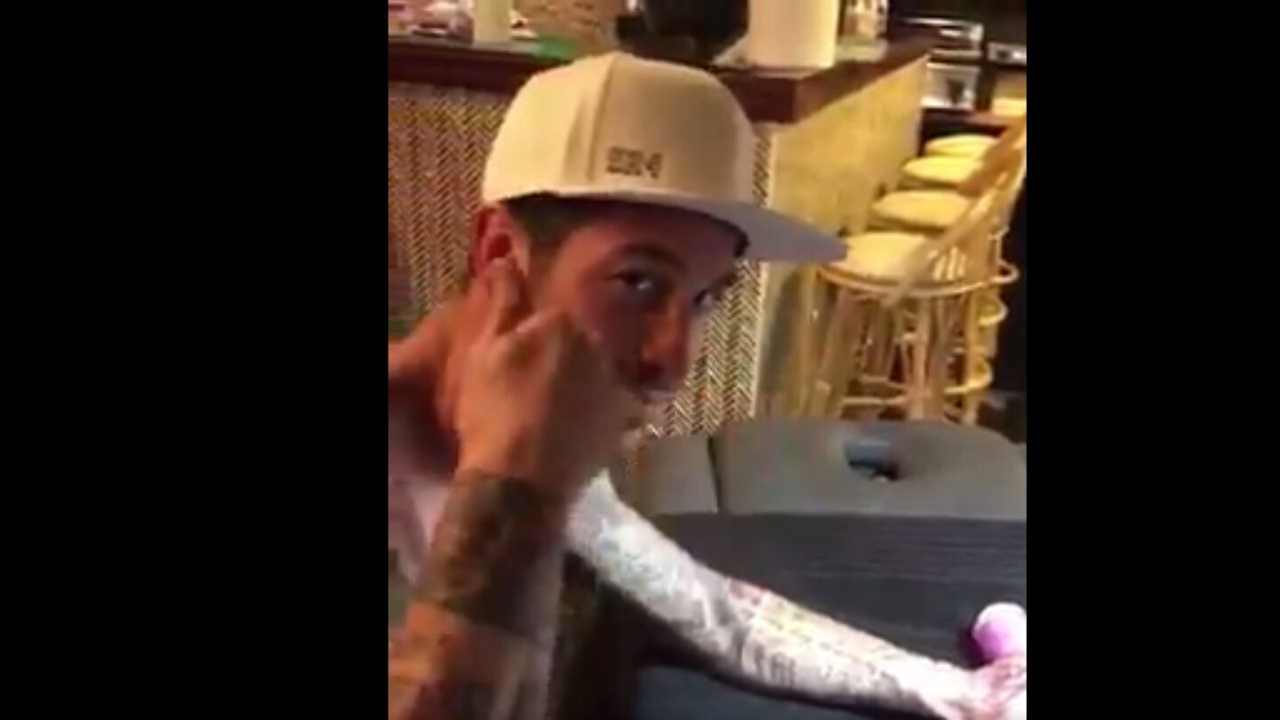 Ramos, retoc&aacute;ndose un tatuaje