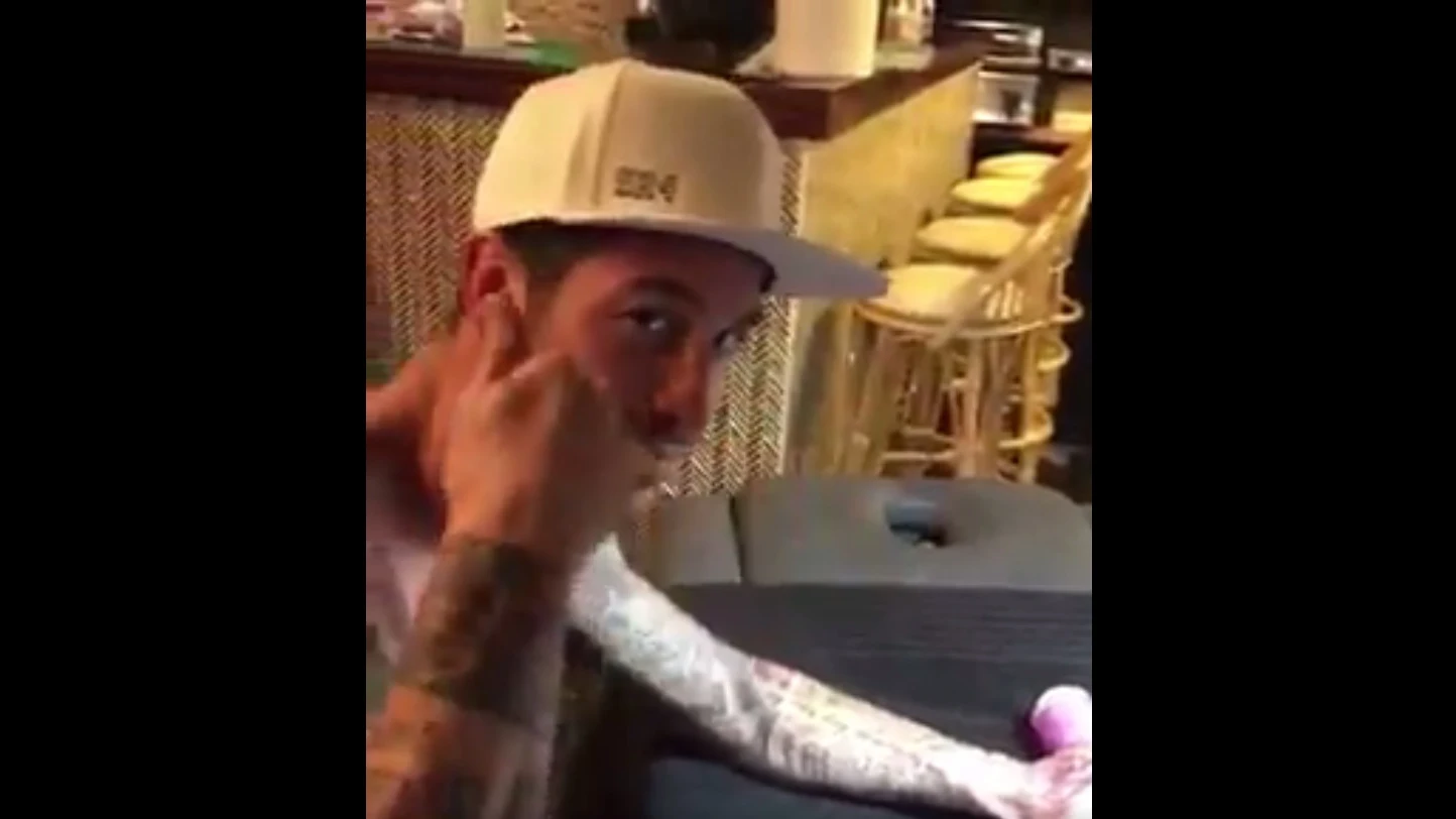 Ramos, retocándose un tatuaje Ramos, retocándose un tatuaje