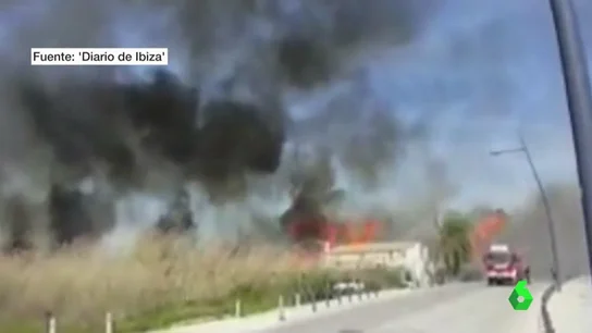 Frame 0.920959 de: Los bomberos tratan de sofocar un incendio sin control en la ciudad de Ibiza Frame 0.920959 de: Los bomberos tratan de sofocar un incendio sin control en la ciudad de Ibiza