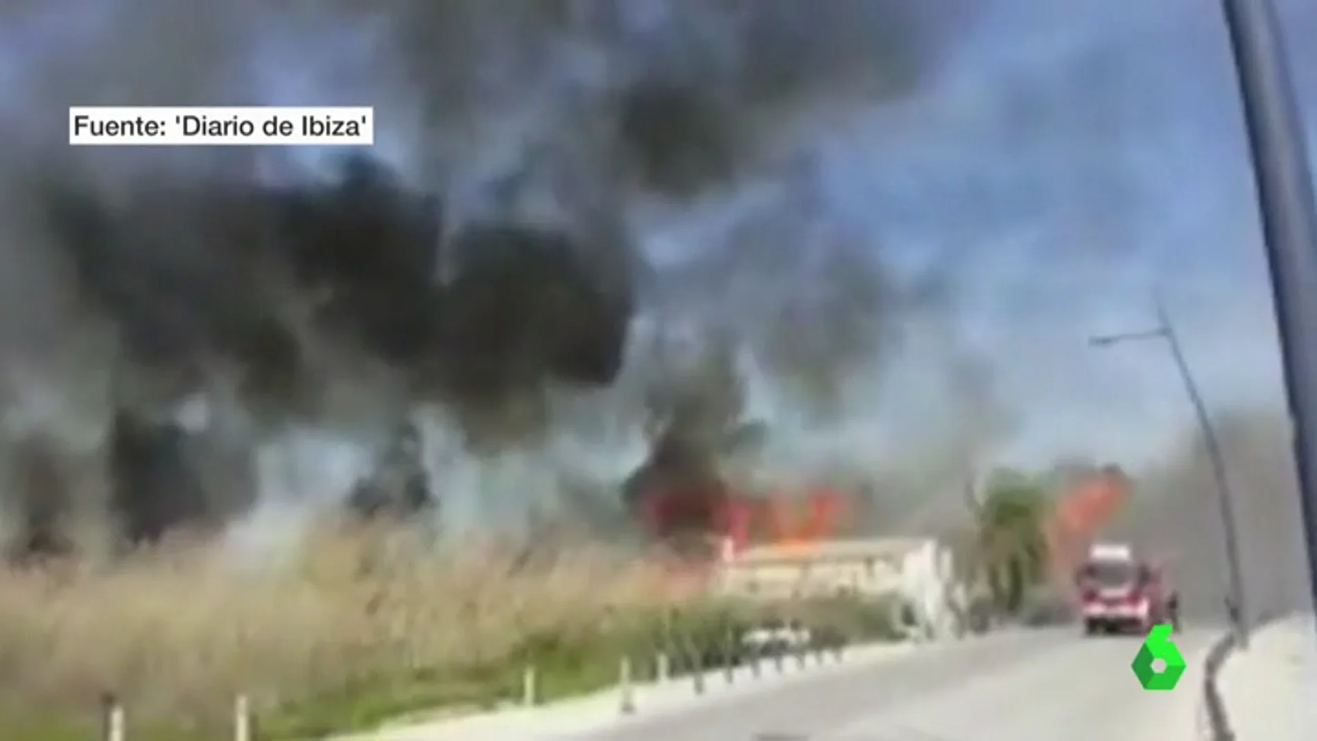 Frame 0.920959 de: Los bomberos tratan de sofocar un incendio sin control en la ciudad de Ibiza
