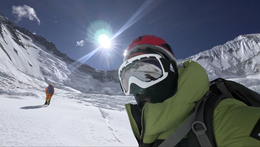 Alex Txikon, en mitad de su ascenso al Everest