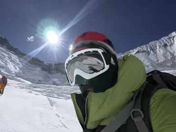 Alex Txikon, en mitad de su ascenso al Everest