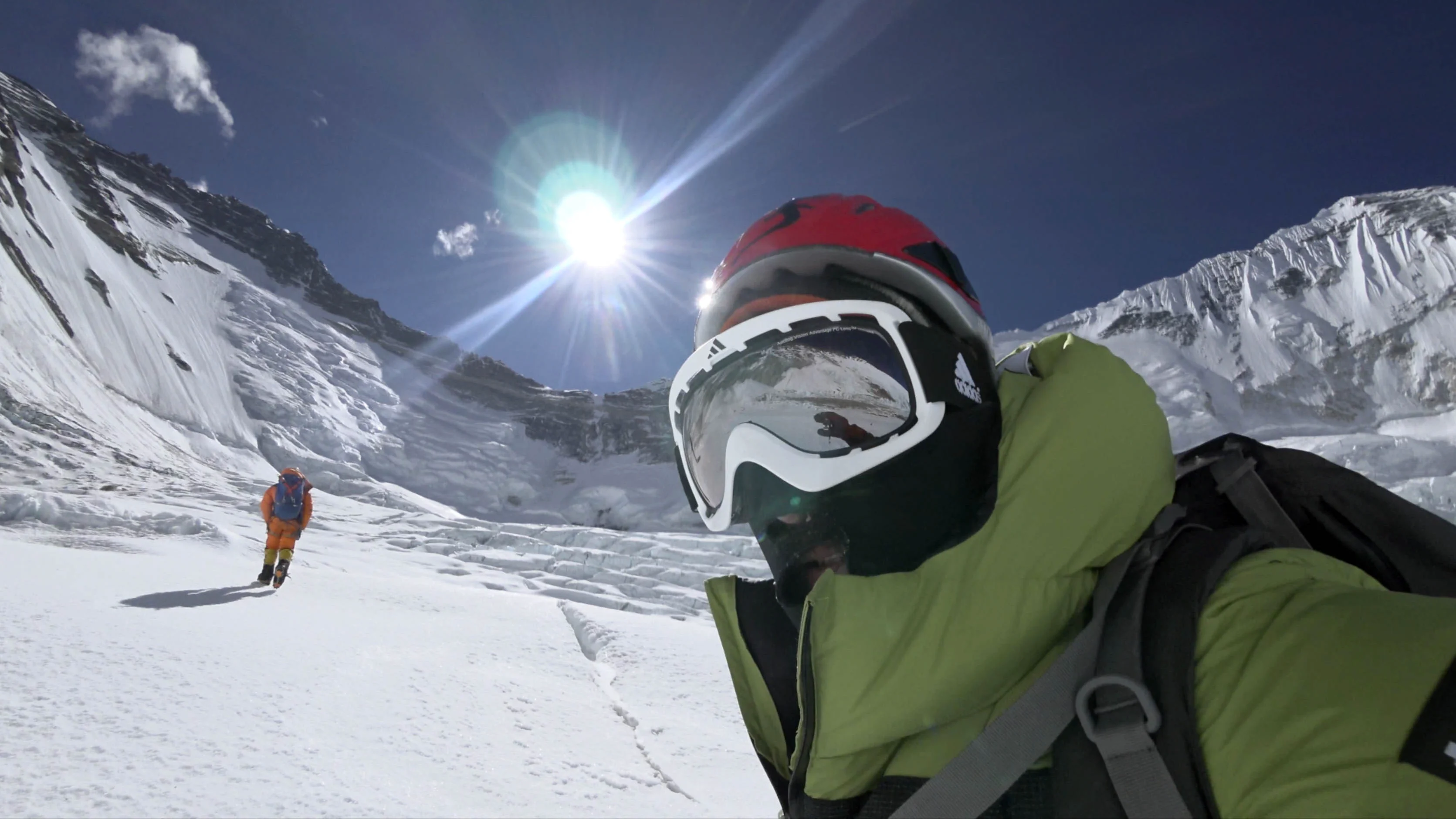 Alex Txikon, en mitad de su ascenso al Everest