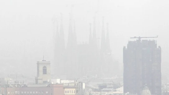 La contaminación oculta la Sagrada Familia de Barcelona La contaminación oculta la Sagrada Familia de Barcelona