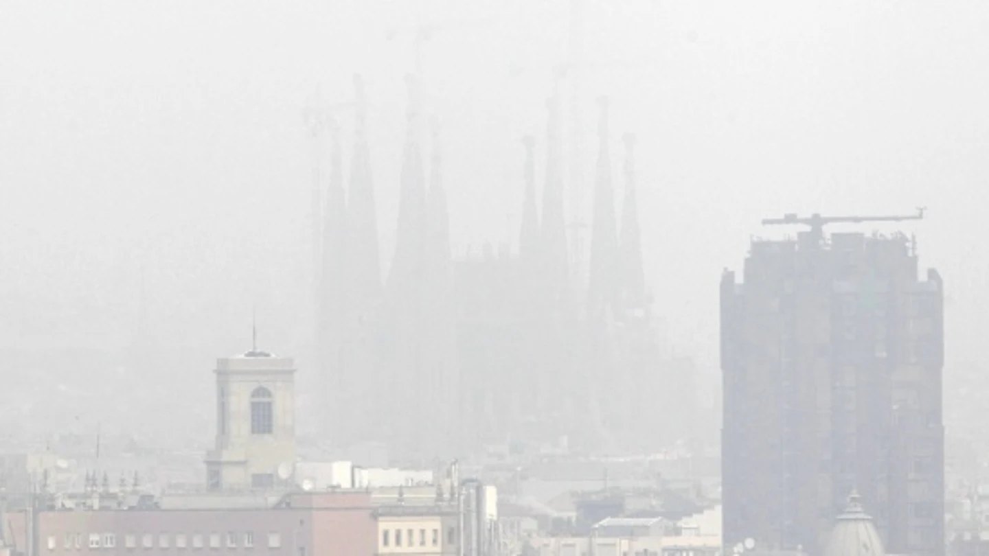 La contaminación oculta la Sagrada Familia de Barcelona La contaminación oculta la Sagrada Familia de Barcelona