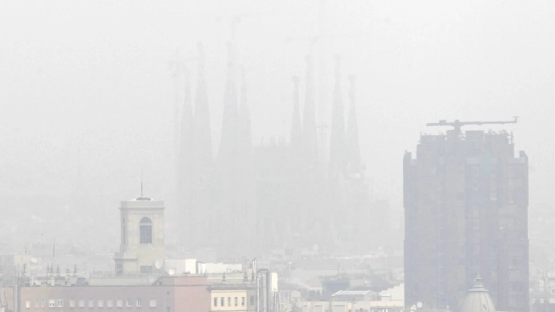 La contaminación oculta la Sagrada Familia de Barcelona