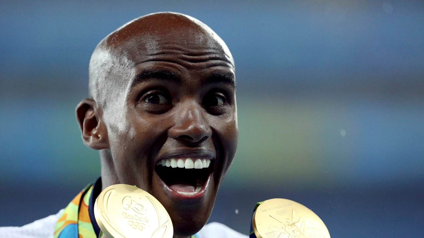 Mo Farah sostiene sus medallas de oro conseguidas en Río y Londres Mo Farah sostiene sus medallas de oro conseguidas en Río y Londres