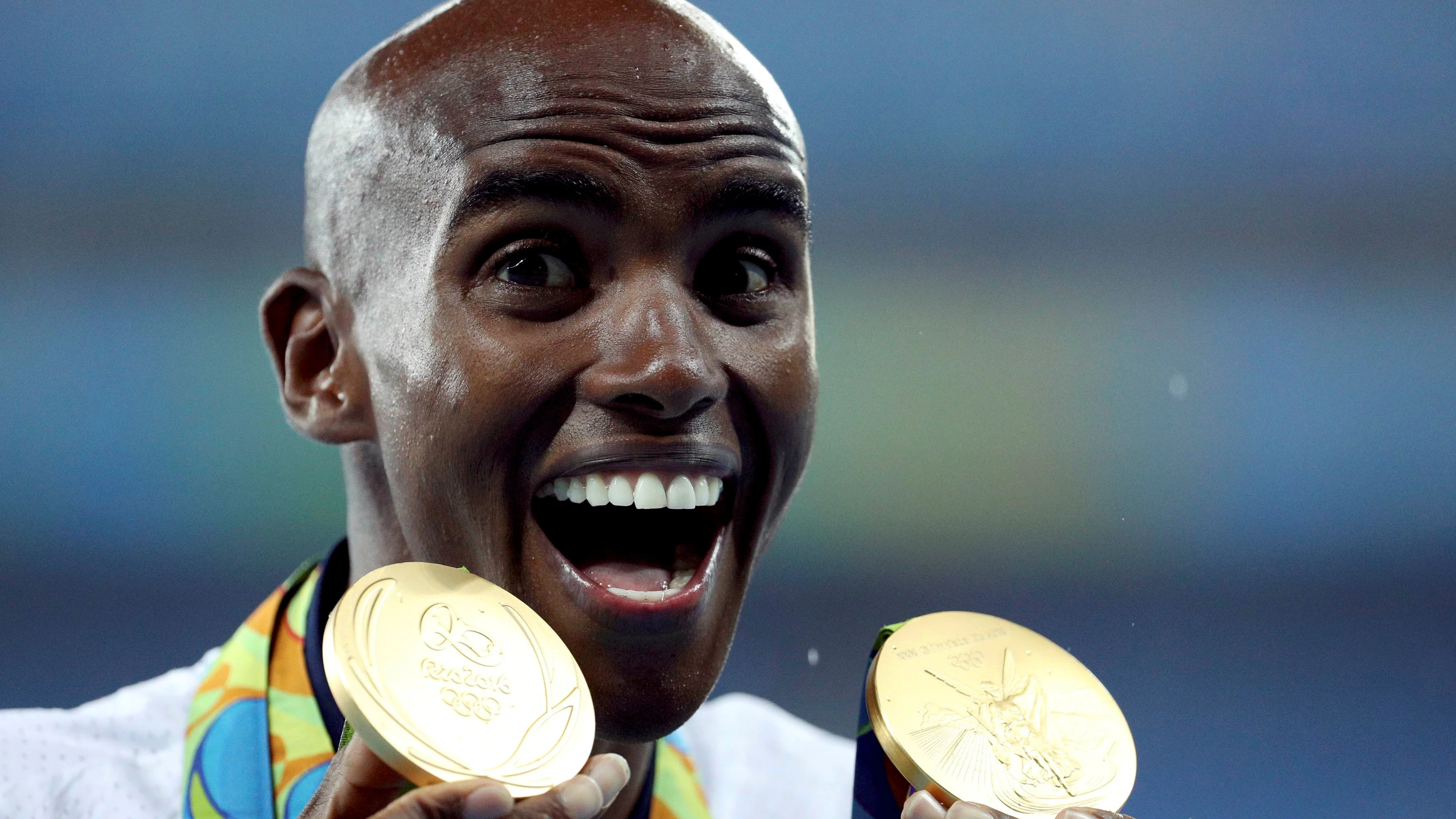 Mo Farah sostiene sus medallas de oro conseguidas en Río y Londres