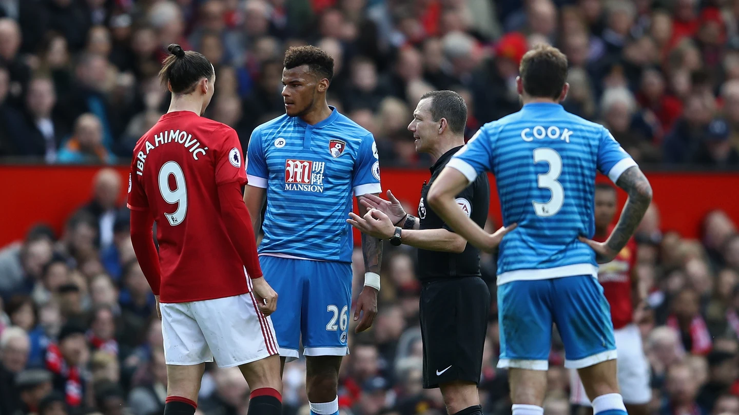 Ibrahimovic se encara con Tyrone Mings Ibrahimovic se encara con Tyrone Mings