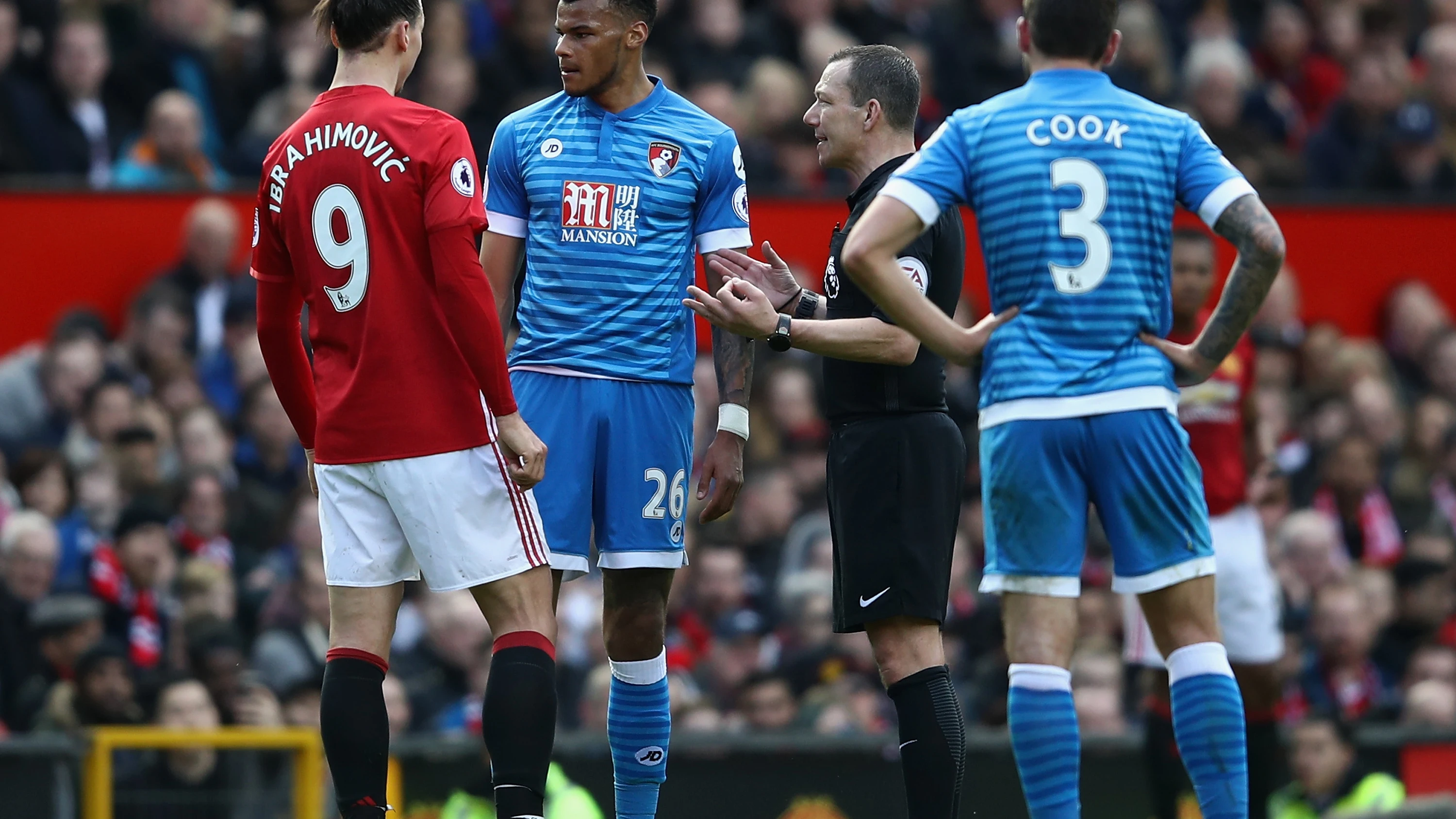 Ibrahimovic se encara con Tyrone Mings Ibrahimovic se encara con Tyrone Mings