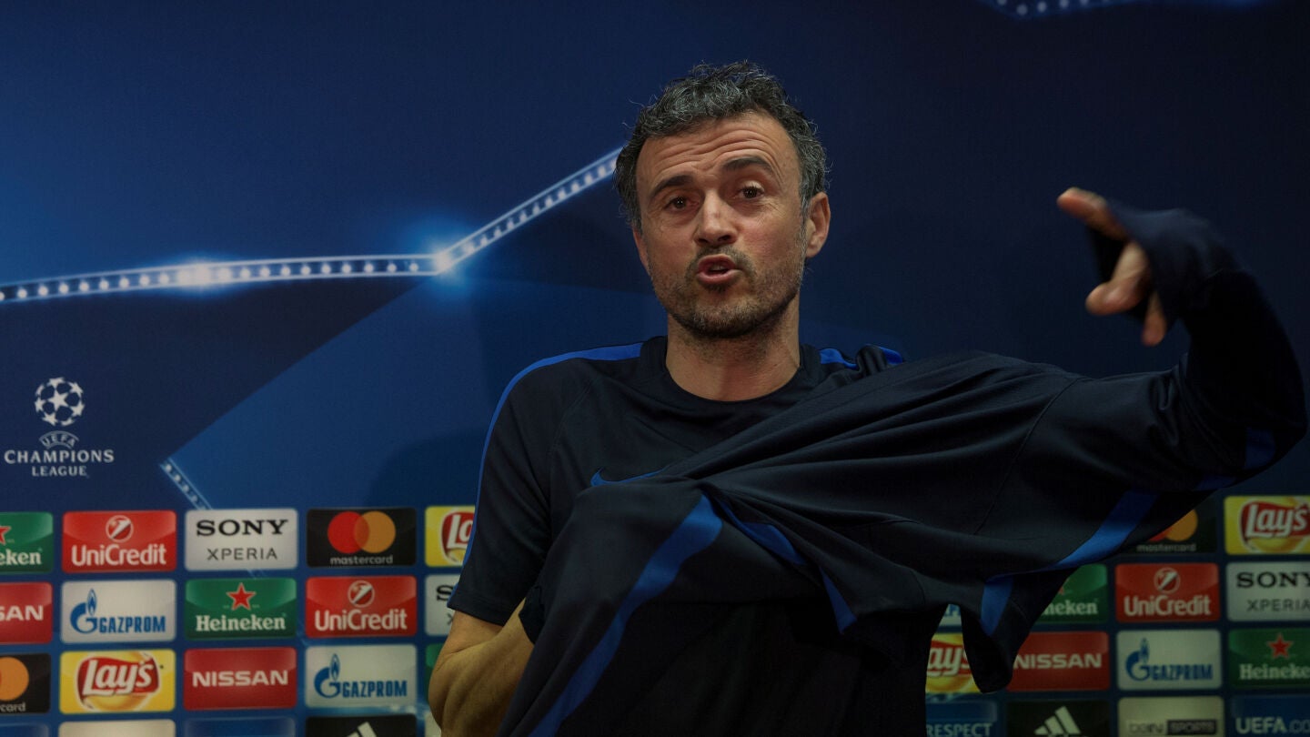 Luis Enrique, poni&eacute;ndose el ch&aacute;ndal en la sala de prensa