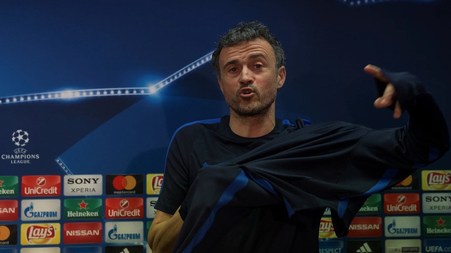 Luis Enrique, poniéndose el chándal en la sala de prensa Luis Enrique, poniéndose el chándal en la sala de prensa