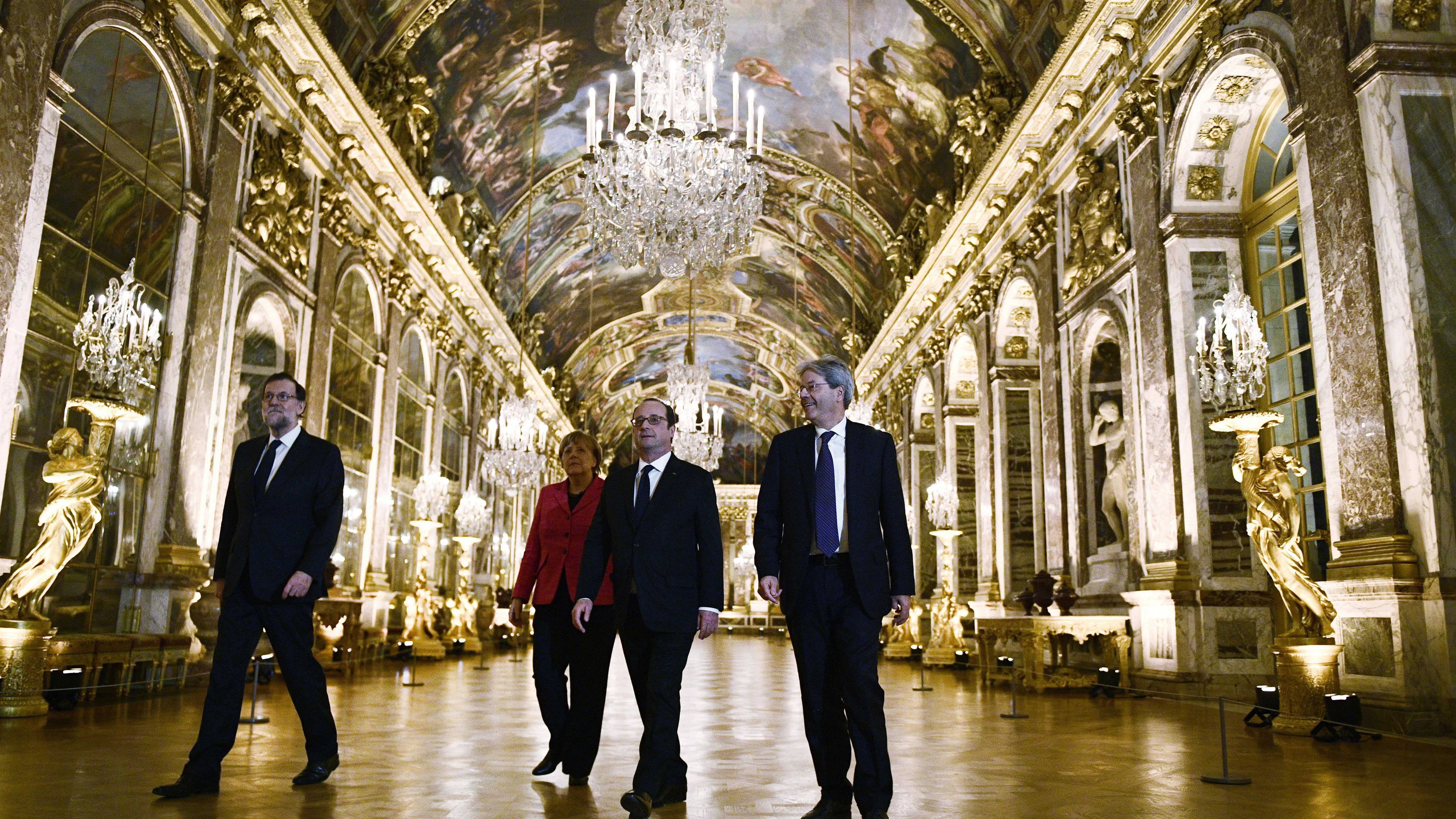 Mariano Rajoy, con Angela Merkel, François Hollande y Paolo Gentiloni en el palacio de Versalles