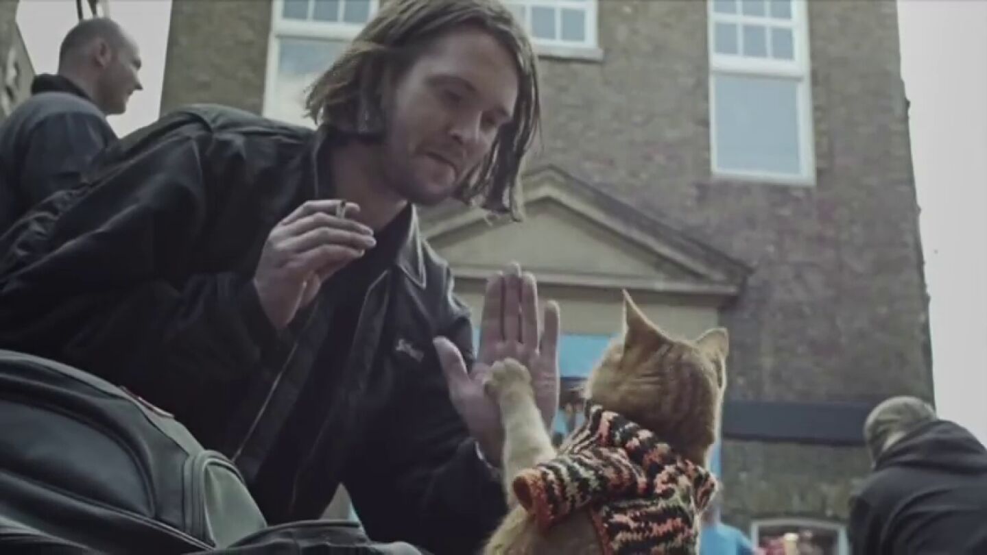 Frame 11.264397 de: Bob, el gato callejero que hizo millonario a un vagabundo yonqui