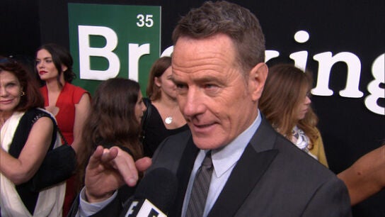 Bryan Cranston mostrando su tatuaje de 'Breaking Bad'