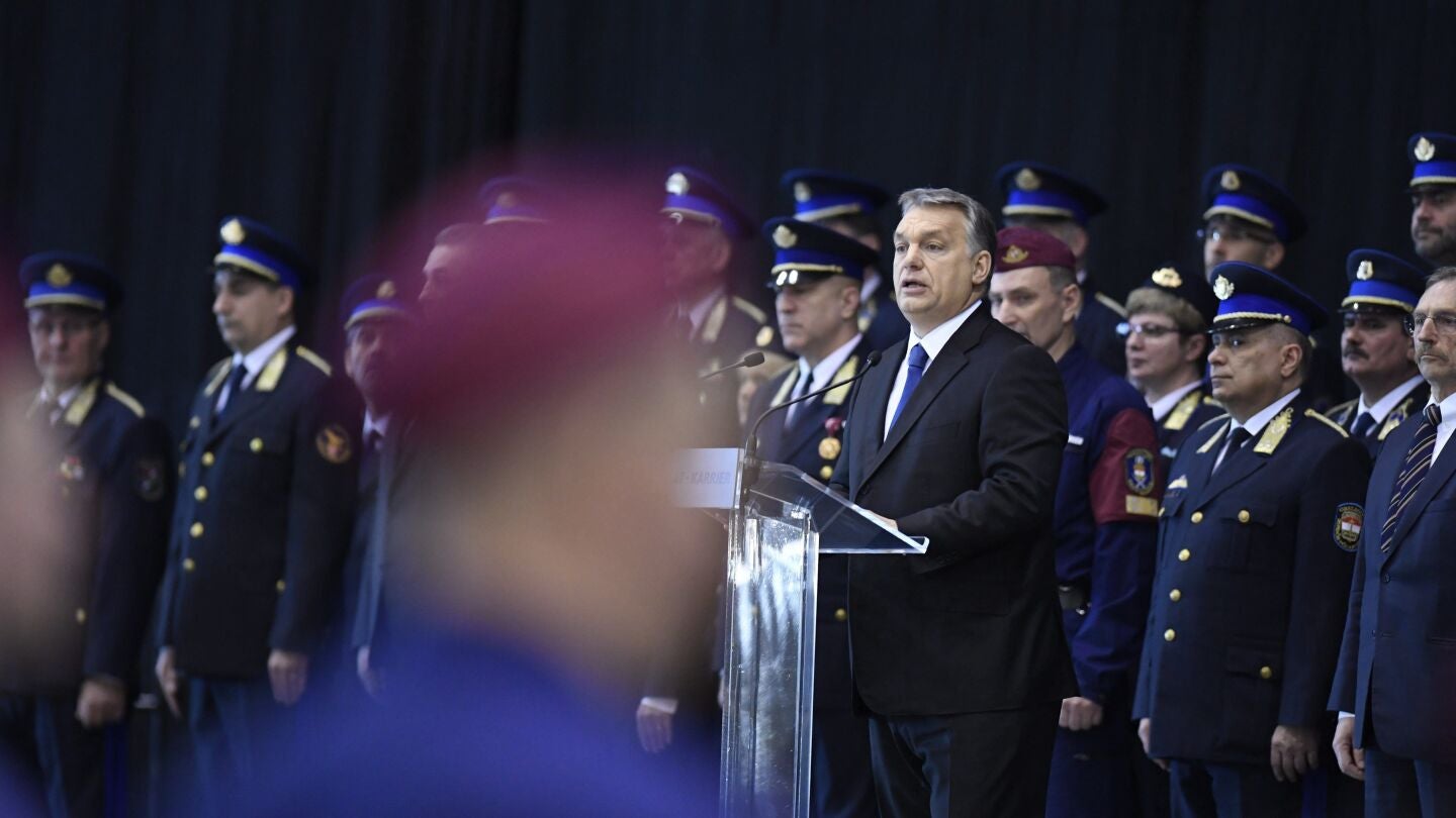 Viktor Orb&aacute;n, el primer ministro h&uacute;ngaro, durante el discurso en la ceremonia de graduaci&oacute;n de nuevos agentes de las Fuerzas Fronterizas en Budapest (Hungr&iacute;a)