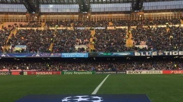 Aspecto de la grada de San Paolo horas antes del partido