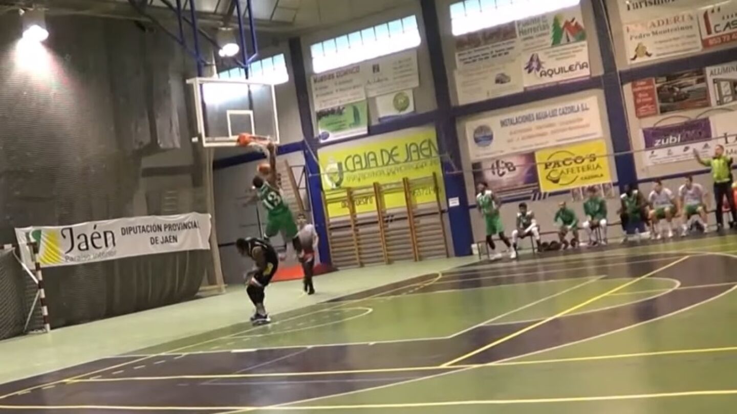 LeShaun Murphy machaca el aro tras robar el bal&oacute;n