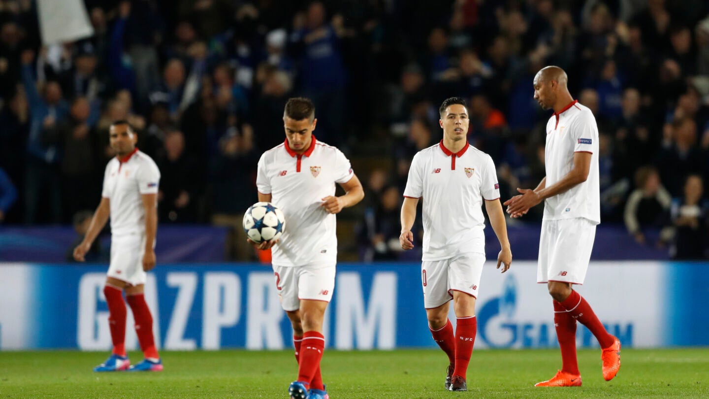 Los jugadores del Sevilla, cabizbajos tras el gol de Morgan