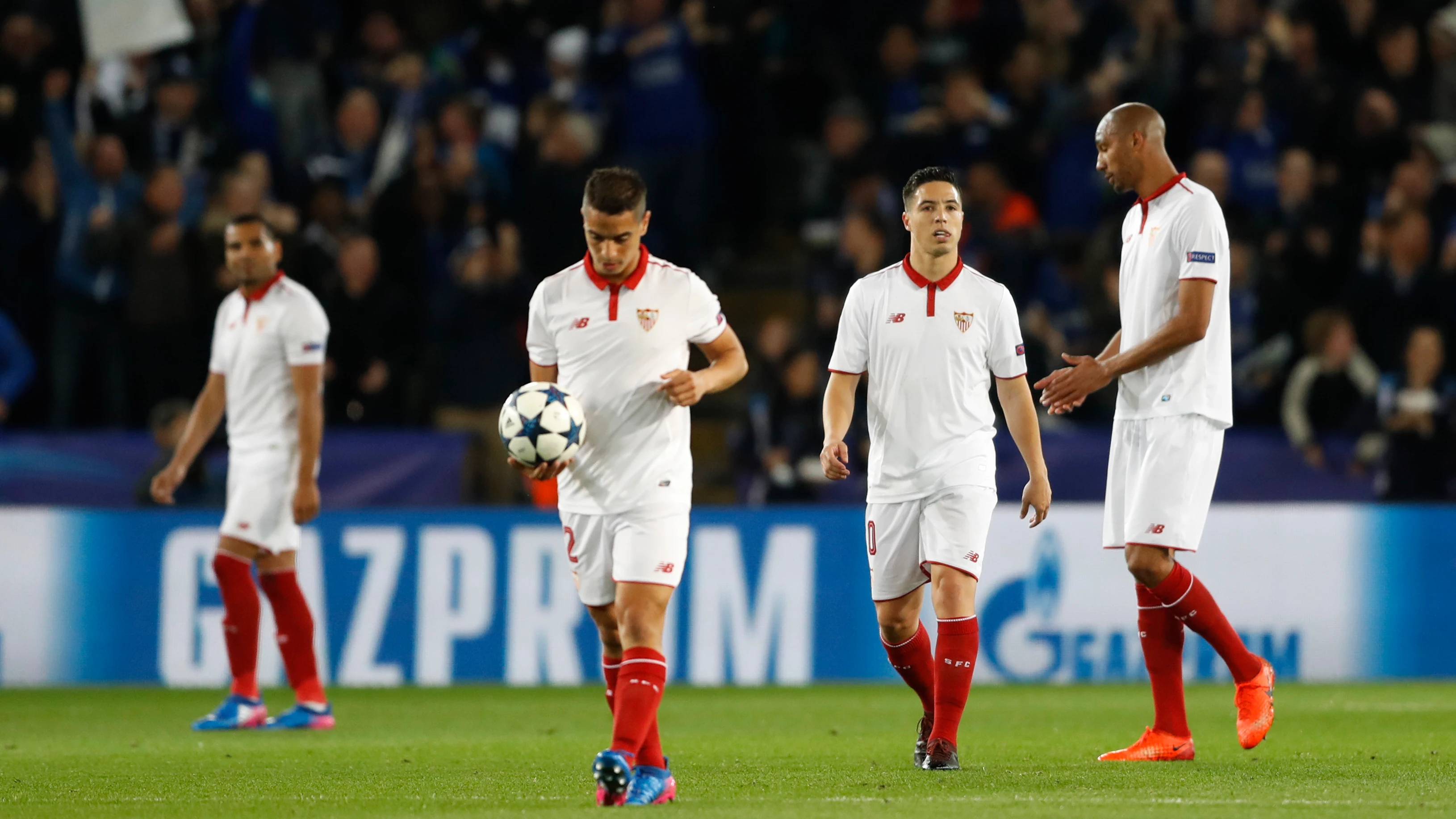 Los jugadores del Sevilla, cabizbajos tras el gol de Morgan