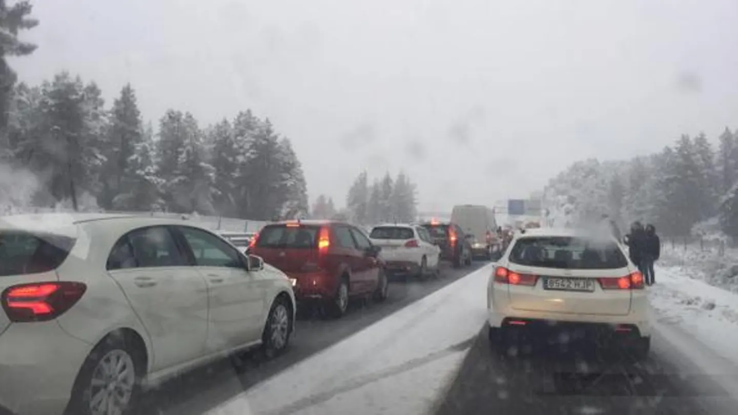 Muchos conductores han quedado atrapados en el Puerto de la Mora por la nieve Muchos conductores han quedado atrapados en el Puerto de la Mora por la nieve