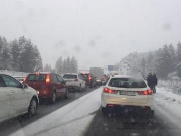 Muchos conductores han quedado atrapados en el Puerto de la Mora por la nieve Muchos conductores han quedado atrapados en el Puerto de la Mora por la nieve