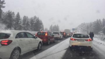 Muchos conductores han quedado atrapados en el Puerto de la Mora por la nieve