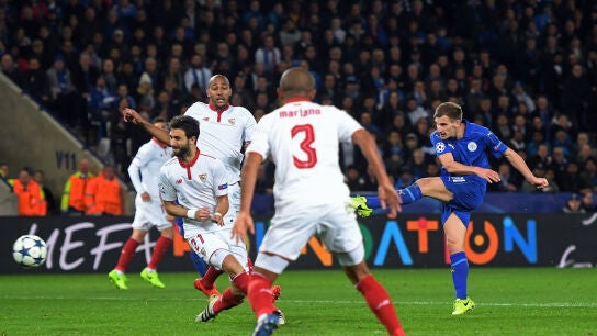 Marc Albrighton remata para hacer el 2-0 ante el Sevilla