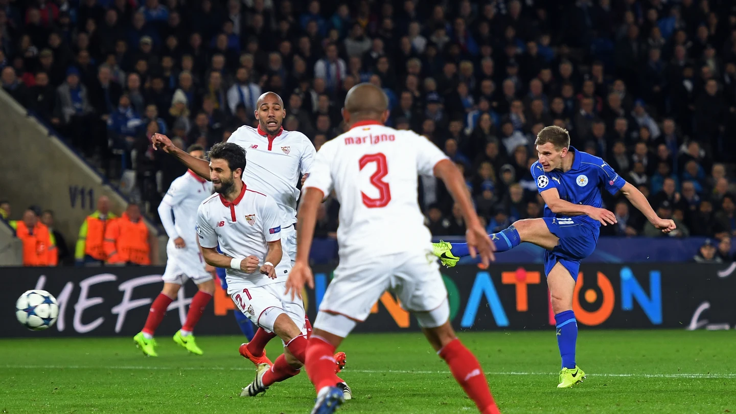 Marc Albrighton remata para hacer el 2-0 ante el Sevilla Marc Albrighton remata para hacer el 2-0 ante el Sevilla