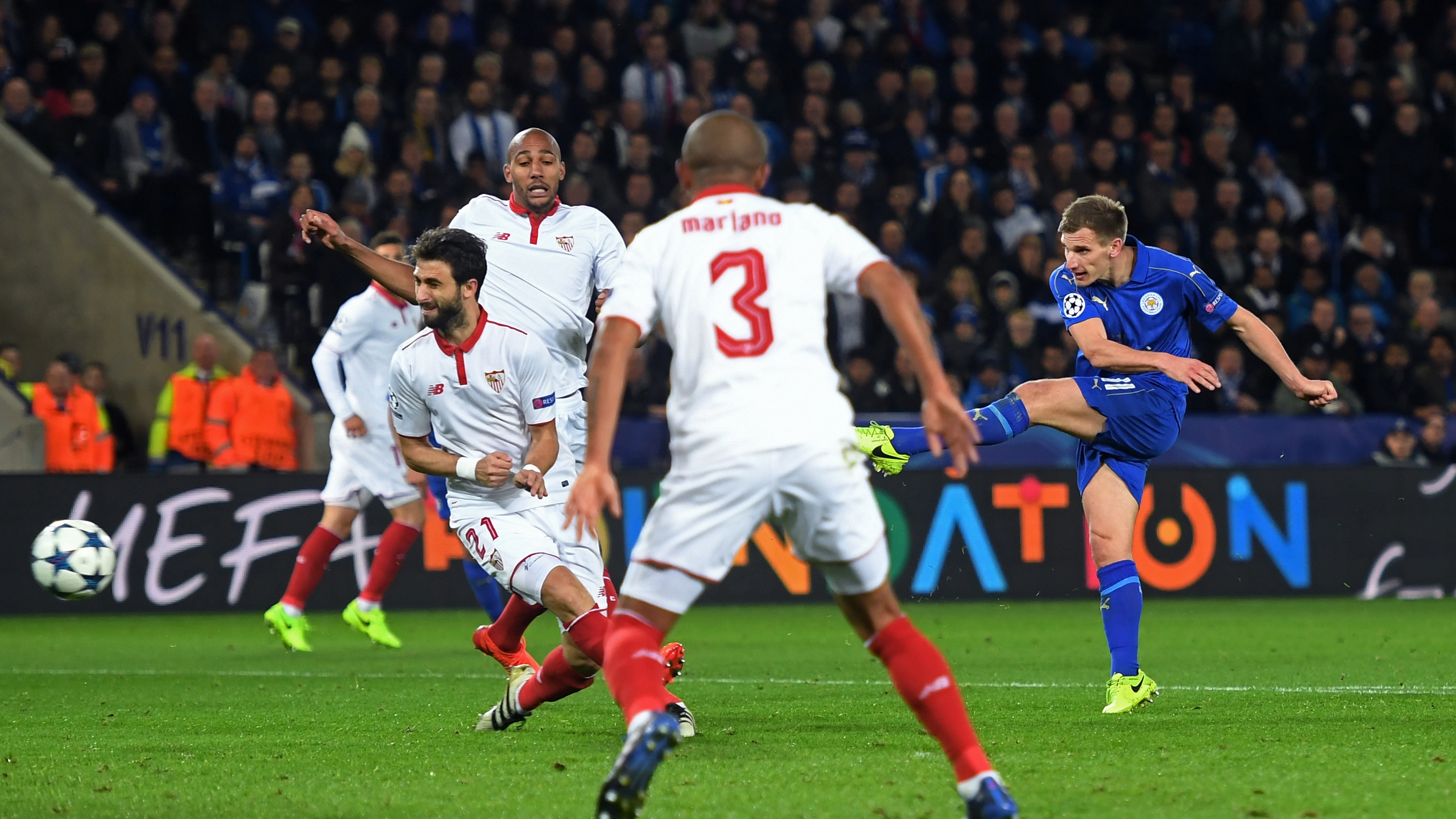 Marc Albrighton remata para hacer el 2-0 ante el Sevilla