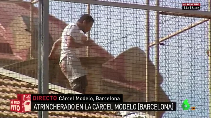 Frame 22.667079 de: Un preso burla la vigilancia y se encarama al tejado de la cárcel Modelo