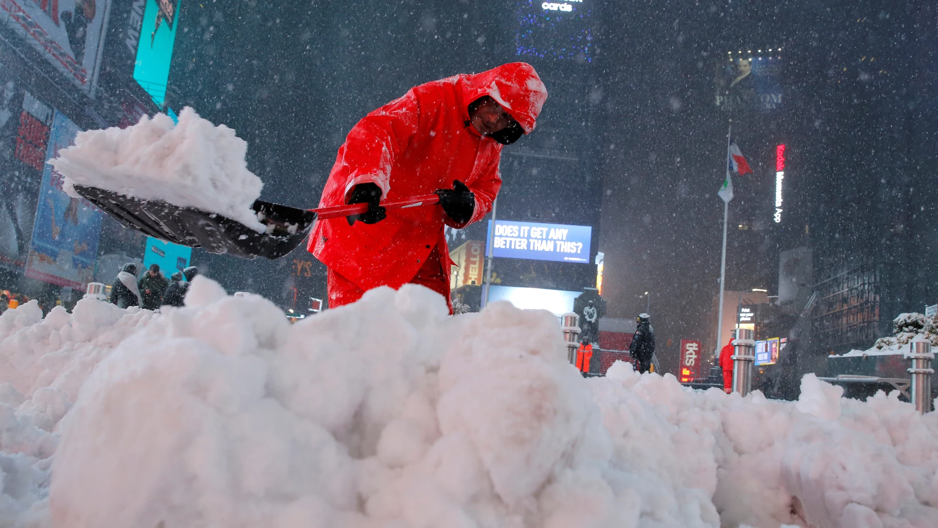 La nieve se acumula en Times Square