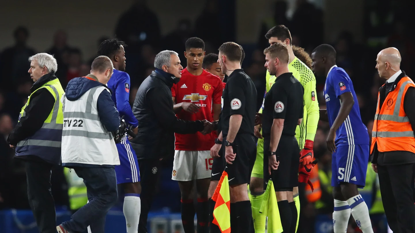 Mourinho protesta una jugada en el partido ante el Chelsea Mourinho protesta una jugada en el partido ante el Chelsea